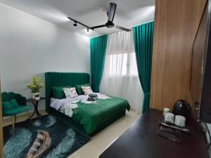 een slaapkamer met een groen bed en een raam bij Lovely Stay By Cinta in Sepang