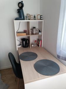 un escritorio con 2 alfombras circulares encima en Studio proche du CHU, en Nimes