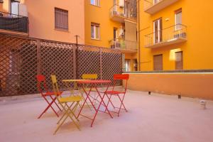 einen Tisch und Stühle vor einem Gebäude in der Unterkunft Case VR Holiday Aurora in Verona in Verona