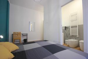 1 Schlafzimmer mit einem Bett und einem Bad in der Unterkunft Case VR Holiday Aurora in Verona in Verona