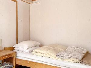 Bett in einem Zimmer mit zwei Kissen darauf in der Unterkunft Holiday home BROMMA II in Stockholm