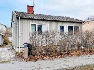 ein Haus mit einem roten Kamin darüber in der Unterkunft Holiday home BROMMA II in Stockholm