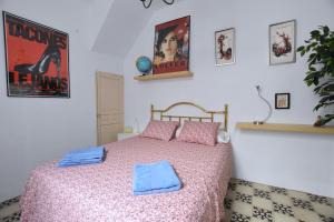 ein Schlafzimmer mit einem Bett mit zwei Handtüchern darauf in der Unterkunft Habitación en centro histórico in Málaga
