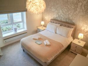 una camera da letto con un letto e due asciugamani di Pass the Keys Super luxurious 2 bedroom apartment a Nottingham