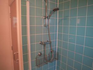 bagno con doccia e piastrelle blu di Pass the Keys Super luxurious 2 bedroom apartment a Nottingham