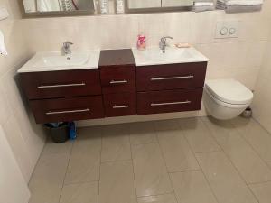 Un baño con dos lavabos y un inodoro. en Jürgenweg, Hannover, en Hannover