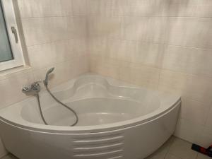 y baño con bañera blanca y ducha. en Jürgenweg, Hannover, en Hannover