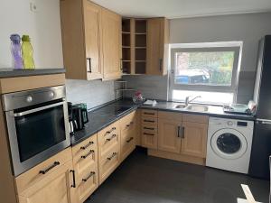 una cocina con fregadero y lavadora en Jürgenweg, Hannover, en Hannover