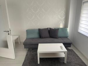 una sala de estar con un sofá y una mesa en Jürgenweg, Hannover, en Hannover