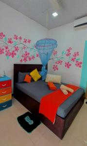 1 dormitorio con 1 cama con flores en la pared en Elena Garden Resort and Restaurant en Trincomalee