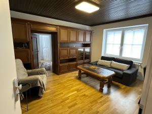 a living room with a couch and a coffee table at Urlaub in Schlossnähe in Artstetten