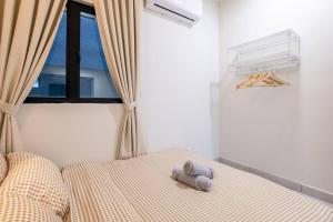 Postel nebo postele na pokoji v ubytování Majestic Maxim Amazing Homestay by Feel Home Malaysia