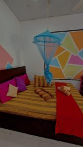 um quarto com uma cama grande e almofadas coloridas em Elena Garden Resort and Restaurant em Triquinimale