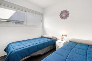 um quarto com 2 camas e uma janela em Albalat Tarongers em Albalat de Taronchers