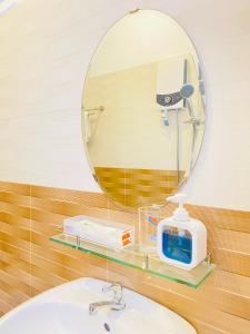 La salle de bains est pourvue d'un lavabo et d'un miroir. dans l'établissement Hotel Aloha 2, à Ninh Hải
