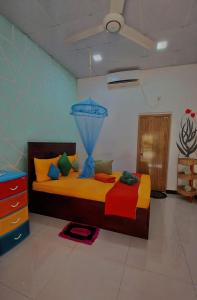 1 dormitorio con 1 cama grande y cortina azul en Elena Garden Resort and Restaurant, en Trincomalee