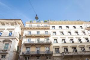 um grande edifício branco com varandas em Amazing Cozy Piazza Venezia em Roma