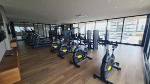 - une salle de sport avec des rames de tapis de course et des vélos d'exercice dans l'établissement Departamento Zona Exlusiva Empresarial, à Santa Cruz de la Sierra