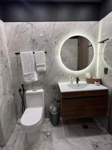 La salle de bains est pourvue de toilettes, d'un lavabo et d'un miroir. dans l'établissement Departamento Zona Exlusiva Empresarial, à Santa Cruz de la Sierra