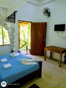 una camera con letto e scrivania in legno di Sigiri Wild Lake Dambulla a Dambulla