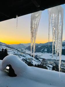 a group of icicles hanging from the top of a mountain at Haus an der Planai (Pistenzugang & Panoramablick) in Schladming