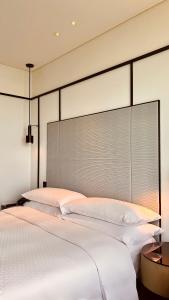 Voodi või voodid majutusasutuse Four Points by Sheraton Hong Kong, Tung Chung toas