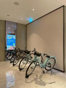 una fila de bicicletas estacionadas frente a una pantalla en Four Points by Sheraton Hong Kong, Tung Chung, en Hong Kong