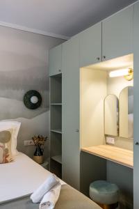 una camera con letto, scrivania e sgabello di The Liberty Green Suite a Parigi