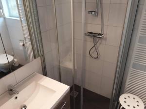 een badkamer met een douche en een wastafel bij Heggerank 5B* in Nieuwvliet
