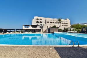une grande piscine en face d'un bâtiment dans l'établissement Mursia Wellness Hotel, à Pantelleria