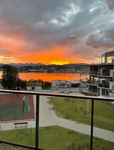vistas a la puesta de sol desde el balcón de un edificio en Leilighet i Tromsø, en Tromsø