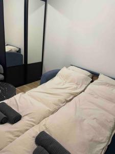 1 cama no hecha en una habitación con espejo en Leilighet i Tromsø, en Tromsø
