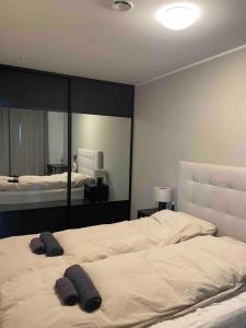 2 camas en una habitación con espejo en Leilighet i Tromsø, en Tromsø