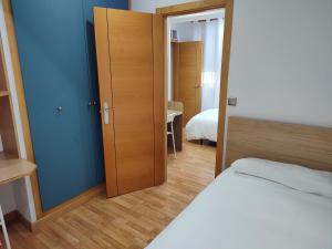 een kamer met een slaapkamer met een bed en een deur bij San Cristobal 2 in Orihuela