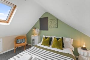 a bedroom with a bed with a green wall at The Stylish Cottage of Oxford - Sleeps 5 in Oxford