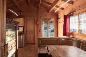 - une salle à manger avec une table en bois dans une cabine dans l'établissement Chalet Chacaltaya, à Chamonix-Mont-Blanc