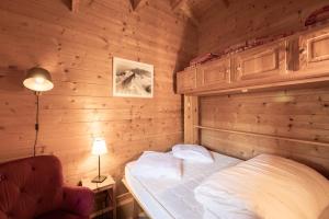 - une chambre avec un lit dans une pièce en bois dans l'établissement Chalet Chacaltaya, à Chamonix-Mont-Blanc