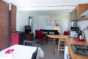 Kuchyň nebo kuchyňský kout v ubytování La Ferme du Mesnil - Maison familiale + 7 fotografií