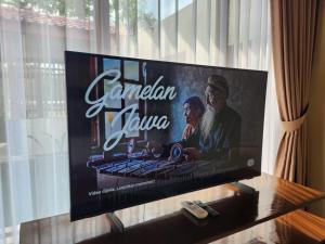 een flatscreen-tv zittend op een tafel bij Nalendro Villa Borobudur in Borobudur
