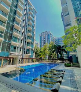una piscina en una ciudad con edificios altos en Condotel Across Naia T3 at TWO PALM TREE VILLA, en Manila