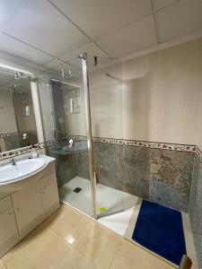 un bagno con doccia e lavandino di El Faro a Jávea Altre 15 foto