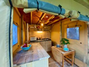 Kuchyň nebo kuchyňský kout v ubytování Kabana - eco forest suite