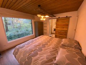 Postel nebo postele na pokoji v ubytování Kabana - eco forest suite