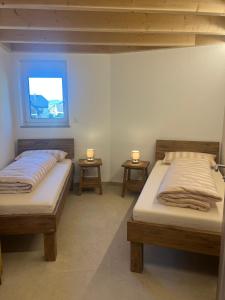 Postel nebo postele na pokoji v ubytování Ferienwohnung, 2 Zimmer, 4 bis 6 Personen, 67 qm, mit großem Balkon, entlang am Fluss, an der Aach, am Bodensee, nah am Naturschutzgebiet