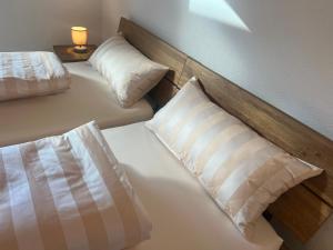 Postel nebo postele na pokoji v ubytování Ferienwohnung, 2 Zimmer, 4 bis 6 Personen, 67 qm, mit großem Balkon, entlang am Fluss, an der Aach, am Bodensee, nah am Naturschutzgebiet