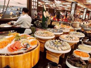 a buffet line with many different types of food at Nghỉ Dưỡng Khoáng Nóng Thanh Thủy 