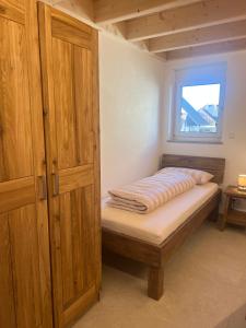 Postel nebo postele na pokoji v ubytování Ferienwohnung, 2 Zimmer, 4 bis 6 Personen, 67 qm, mit großem Balkon, entlang am Fluss, an der Aach, am Bodensee, nah am Naturschutzgebiet