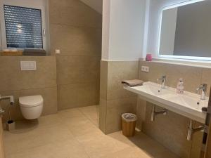 Koupelna v ubytování Ferienwohnung, 2 Zimmer, 4 bis 6 Personen, 67 qm, mit großem Balkon, entlang am Fluss, an der Aach, am Bodensee, nah am Naturschutzgebiet