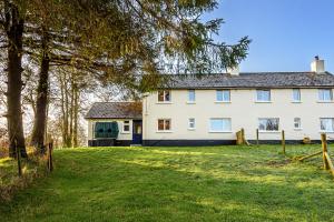 una gran casa blanca con un gran patio en Hangley Cottage, en Minehead