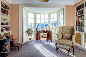 Zimmer mit einem Schreibtisch, einem Stuhl und einem Fenster in der Unterkunft Emmetts Grange House in Minehead